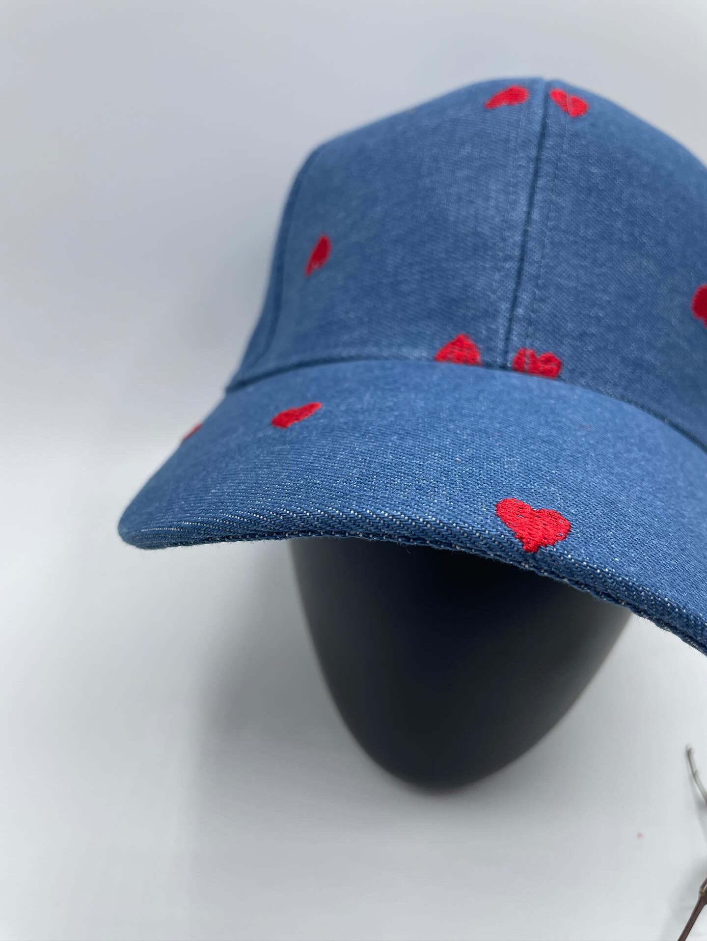 Casquette en coton bleu denim avec motifs cœur rouge - Le Petit Placard