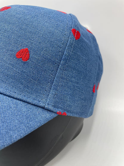 Casquette en coton bleu denim avec motifs cœur rouge - Le Petit Placard