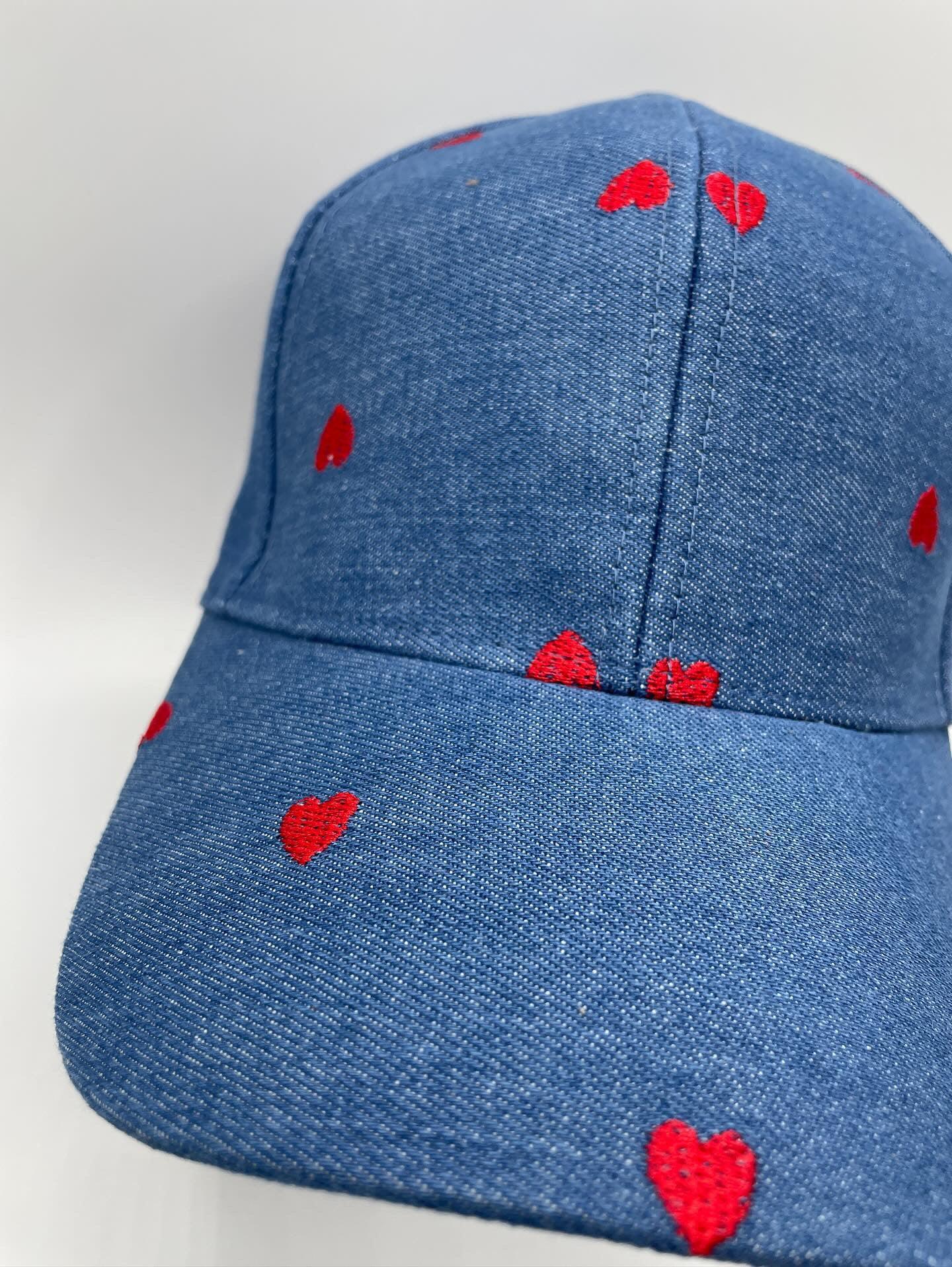 Casquette en coton bleu denim avec motifs cœur rouge - Le Petit Placard