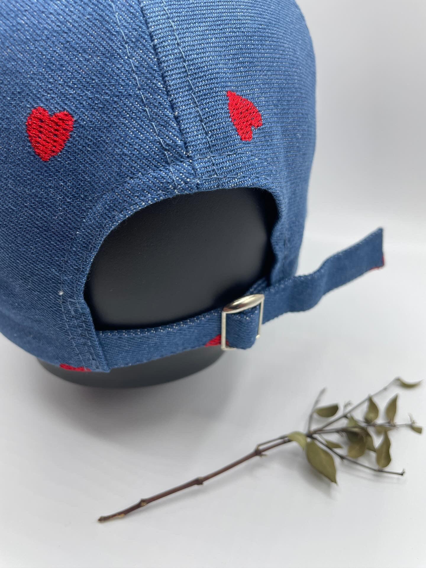 Casquette en coton bleu denim avec motifs cœur rouge - Le Petit Placard