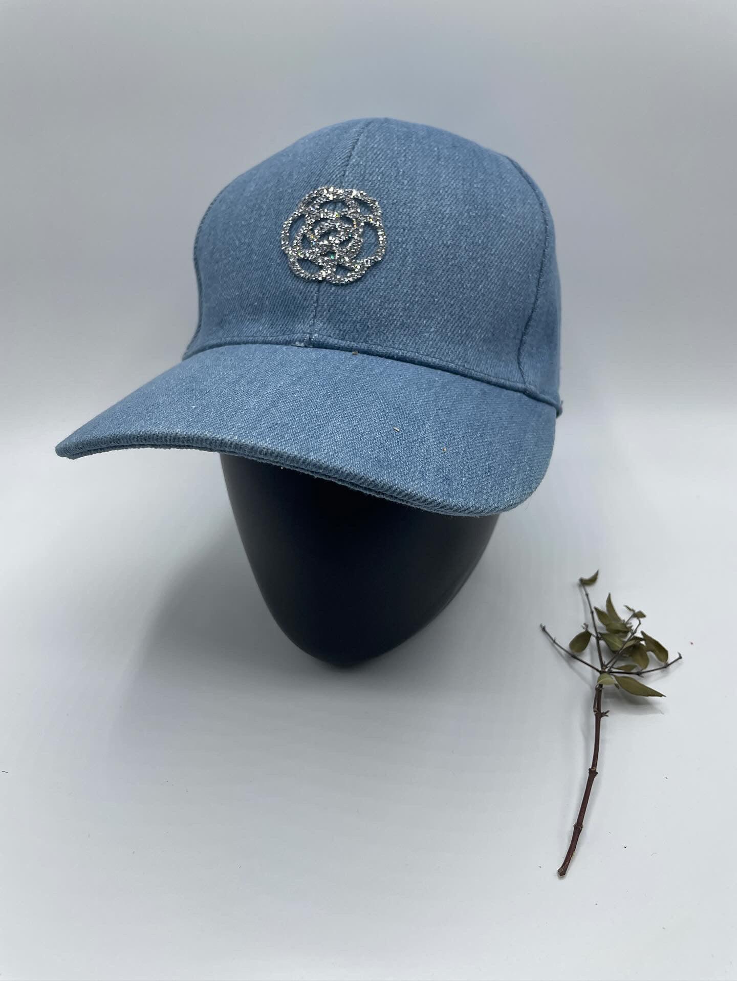 Casquette en coton jean bleu avec logo en strass - Le Petit Placard