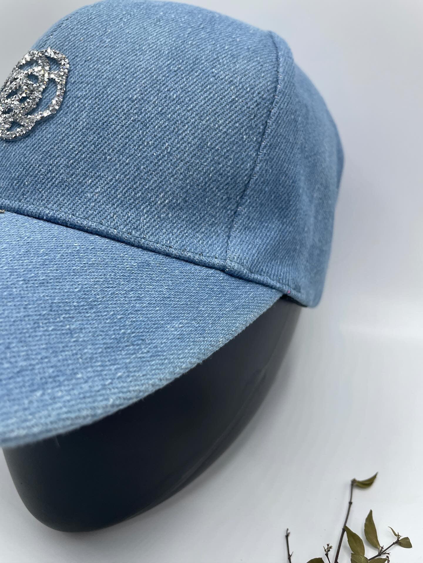 Casquette en coton jean bleu avec logo en strass - Le Petit Placard