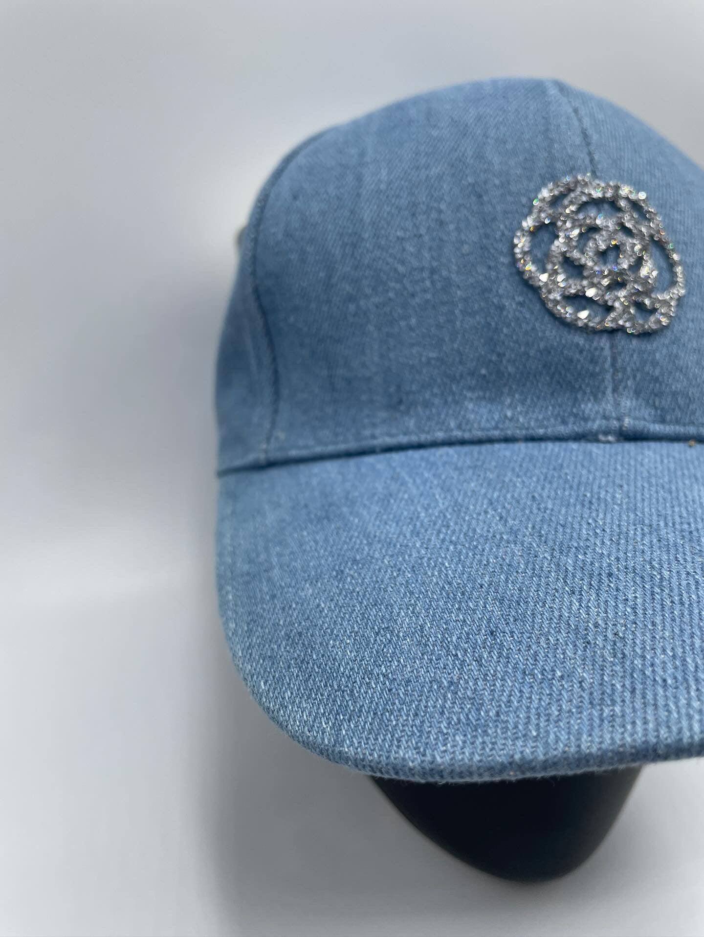 Casquette en coton jean bleu avec logo en strass - Le Petit Placard