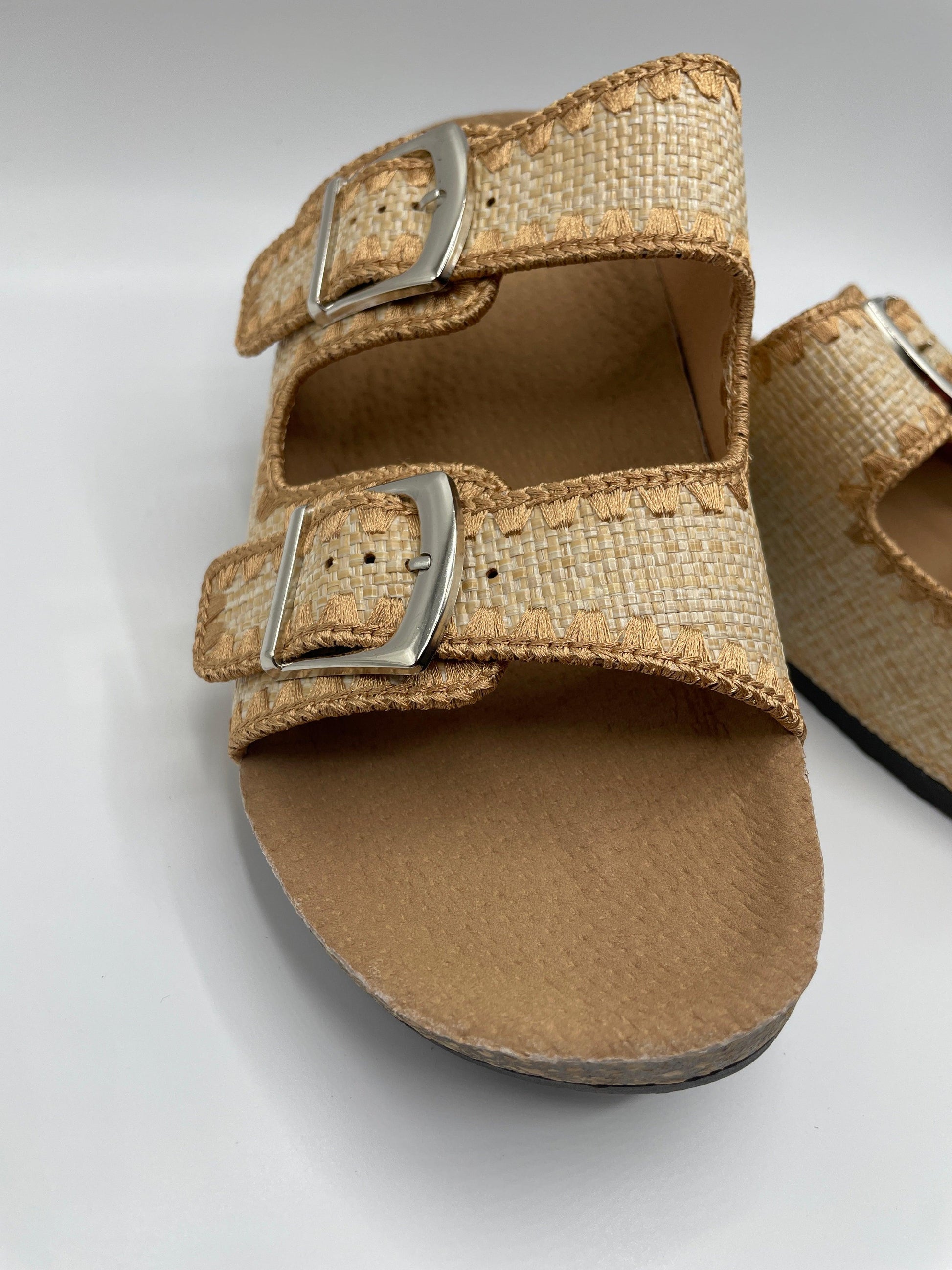 Chaussures sandales intérieur cuir beige camel à motifs style Birkenstock - Le Petit Placard