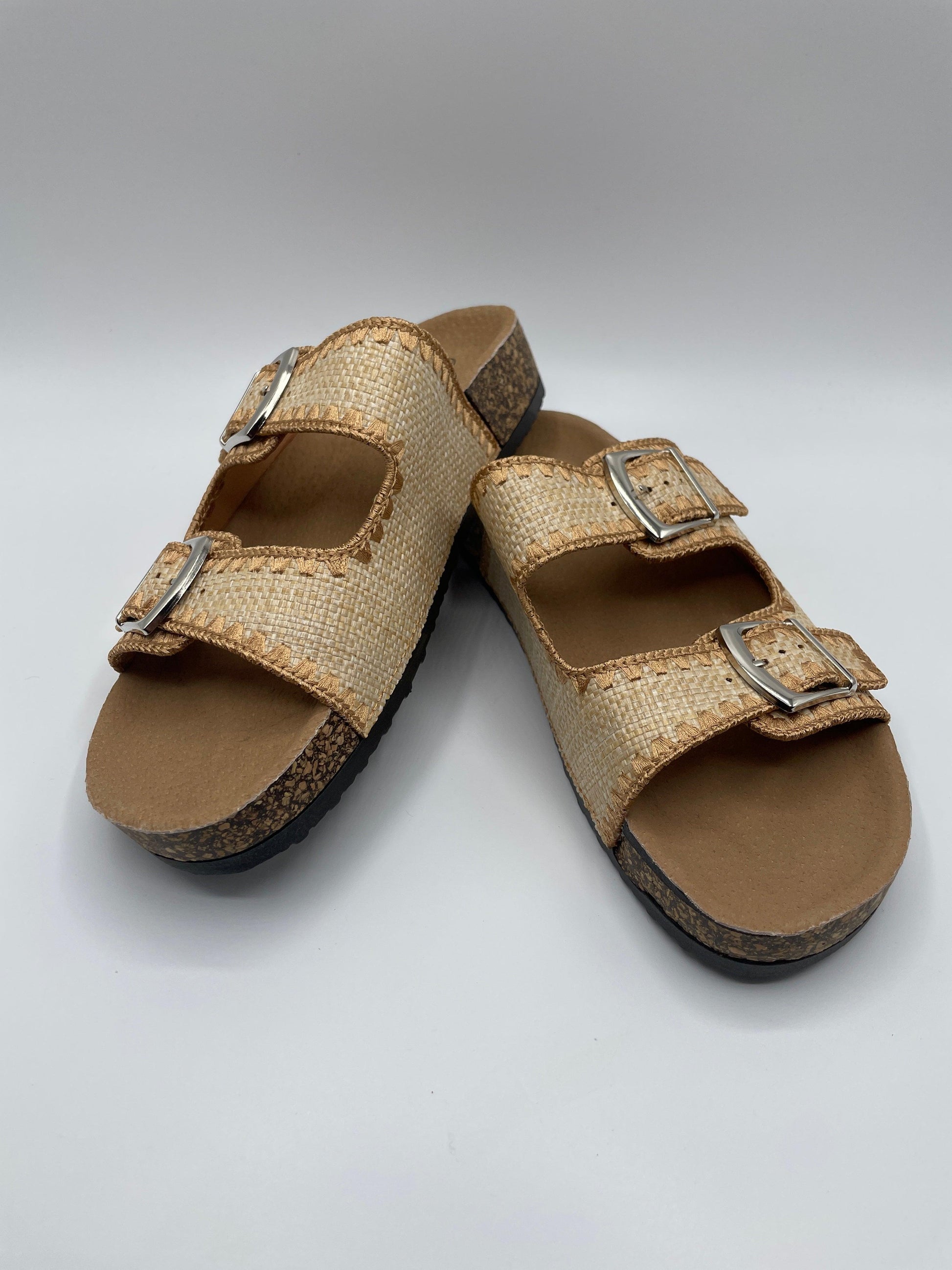 Chaussures sandales intérieur cuir beige camel à motifs style Birkenstock - Le Petit Placard