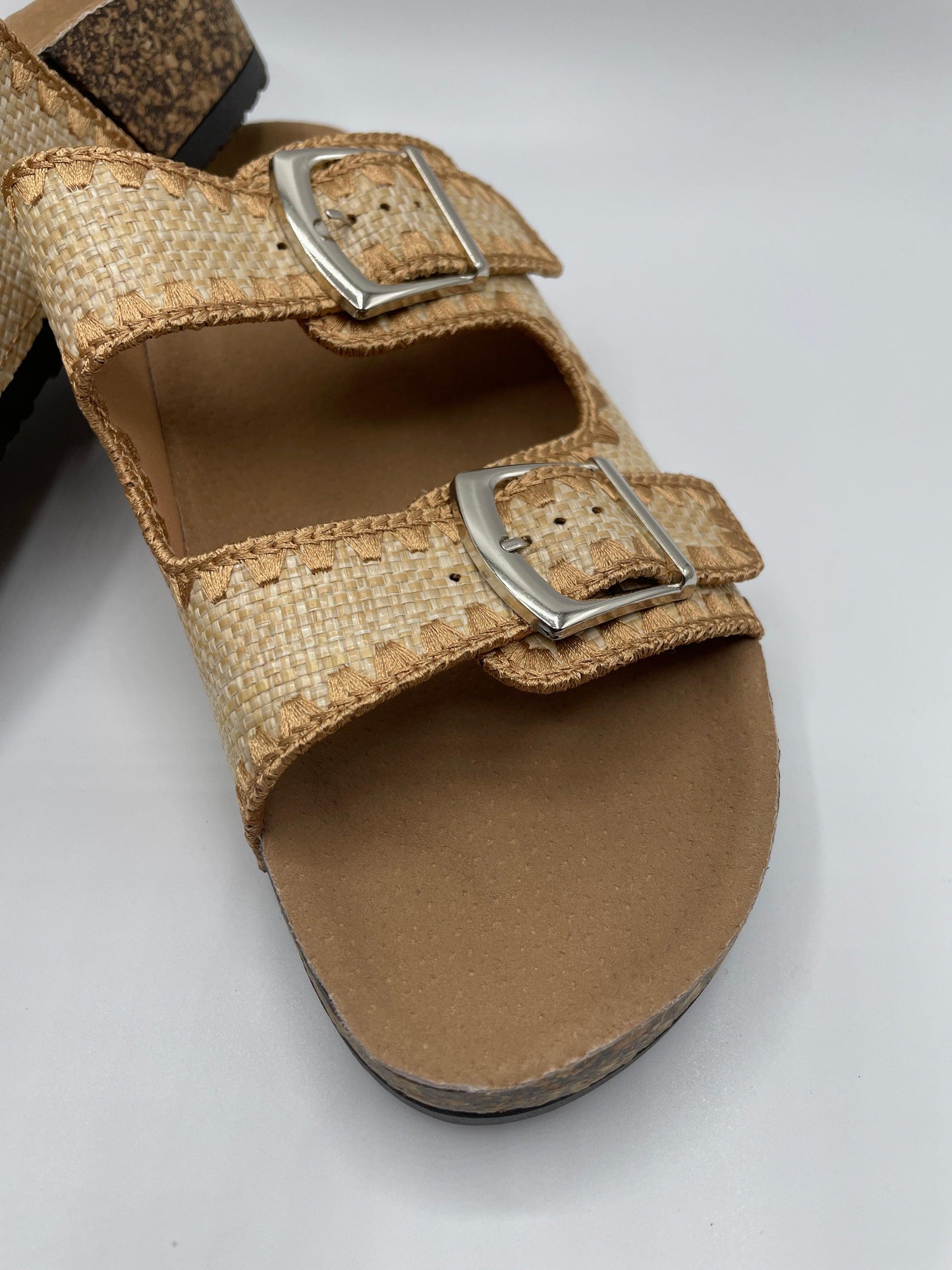 Chaussures sandales intérieur cuir beige camel à motifs style Birkenstock - Le Petit Placard