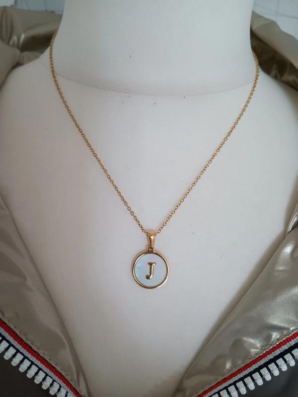 Collier chaine avec lettre de l’alphabet au choix fond blanc - Le Petit Placard