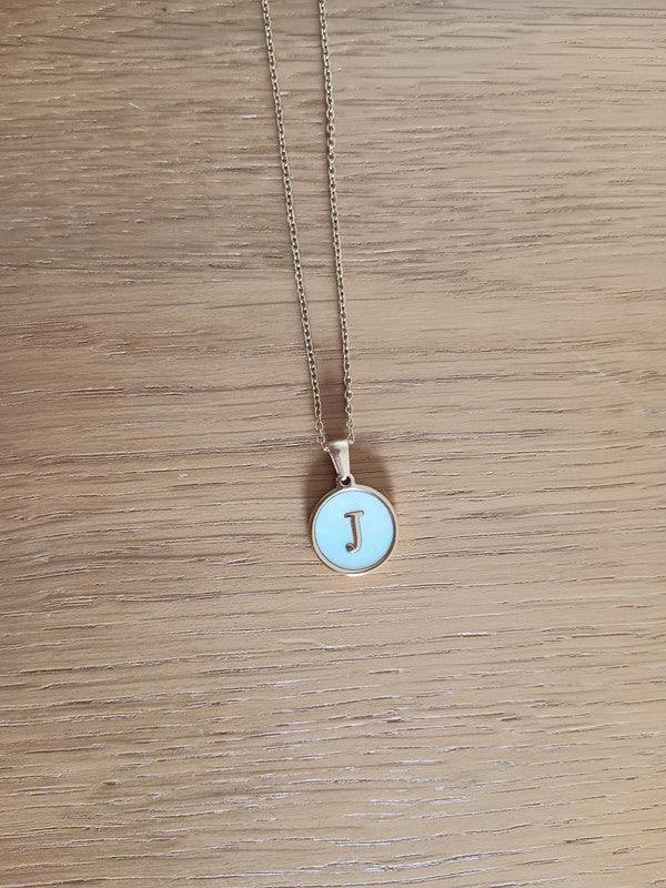 Collier chaine avec lettre de l’alphabet au choix fond blanc - Le Petit Placard