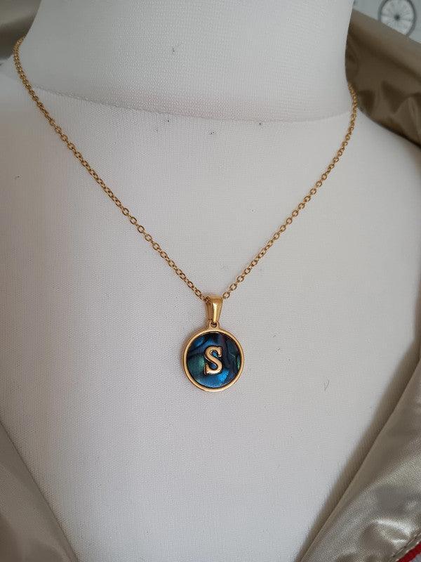 Collier chaine avec lettre de l’alphabet au choix fond irisé - Le Petit Placard