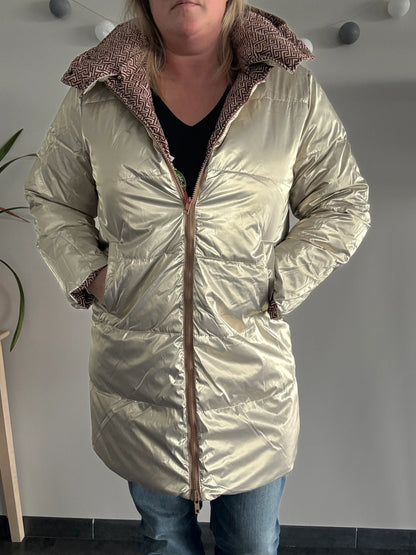 Woman wearing Laura Jo beige quilted raincoat with patterned collar, Le Petit Placard