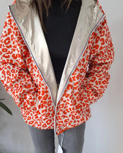 Parka imperméable courte réversible léopard orange et doré femme Escandelle – Capuche, coupe tendance et style 2-en-1 Escandelle