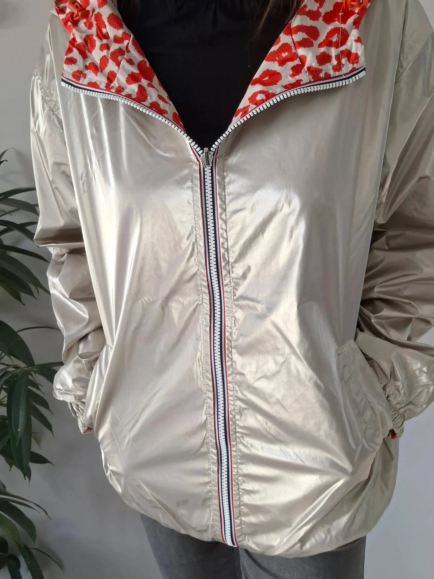 Parka imperméable courte réversible léopard orange et doré femme Escandelle – Capuche, coupe tendance et style 2-en-1 Escandelle