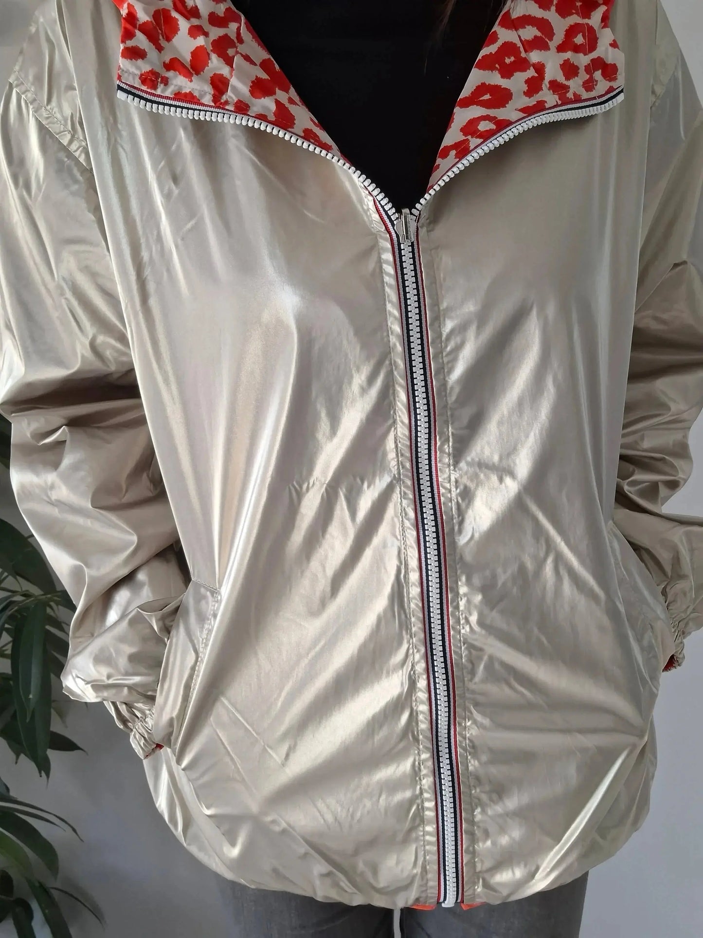 Parka imperméable courte réversible léopard orange et doré femme Escandelle – Capuche, coupe tendance et style 2-en-1 Escandelle