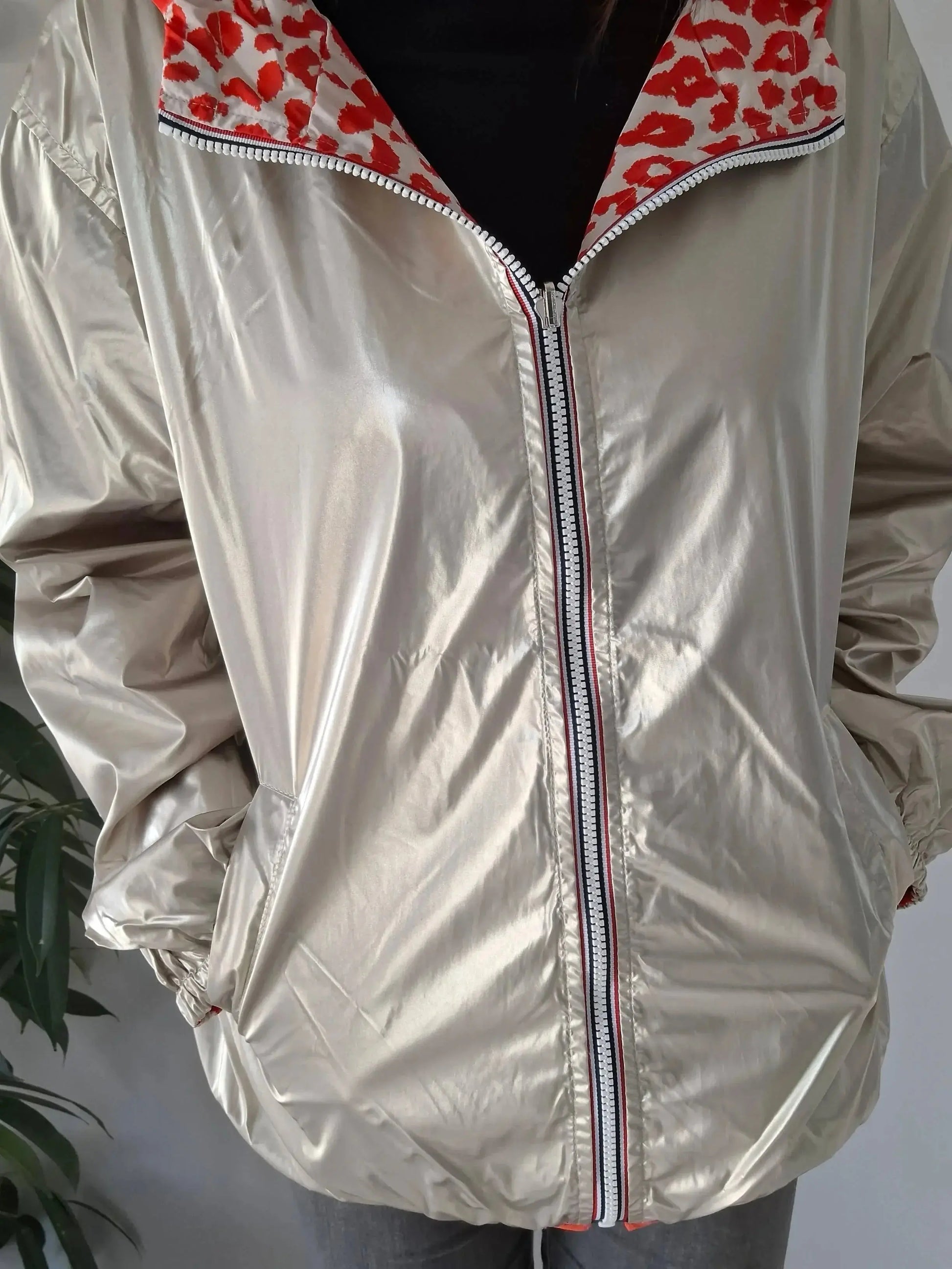 Parka imperméable courte réversible léopard orange et doré femme Escandelle – Capuche, coupe tendance et style 2-en-1 Escandelle