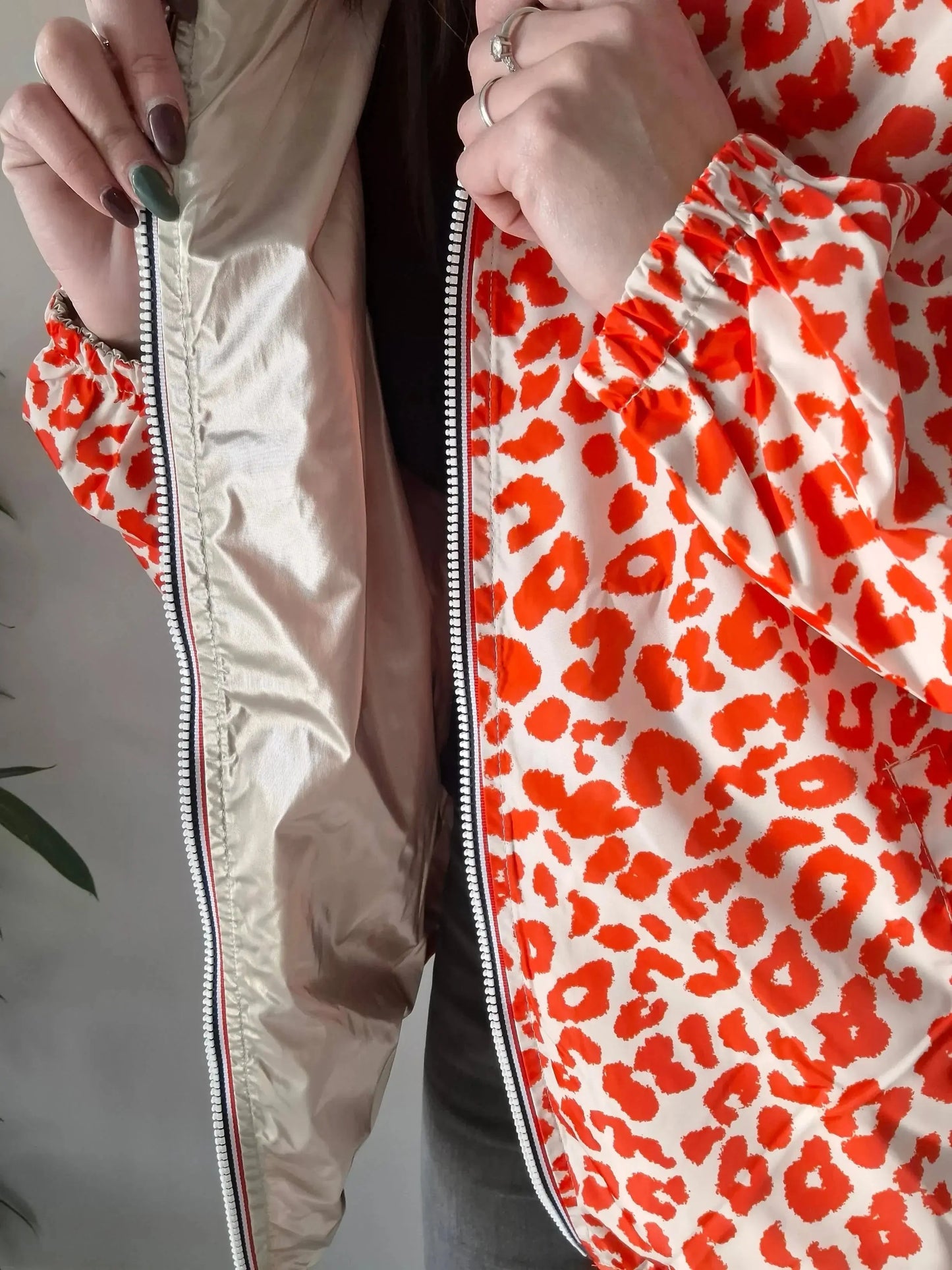 Parka imperméable courte réversible léopard orange et doré femme Escandelle – Capuche, coupe tendance et style 2-en-1 Escandelle
