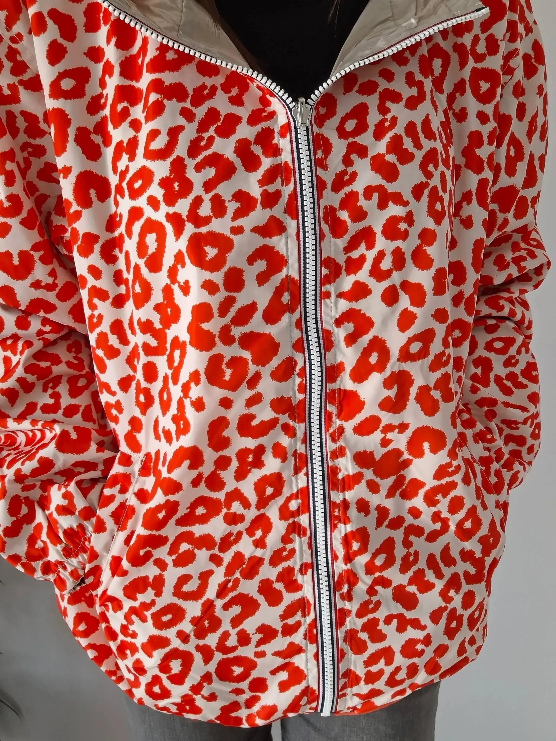Parka imperméable courte réversible léopard orange et doré femme Escandelle – Capuche, coupe tendance et style 2-en-1 Escandelle