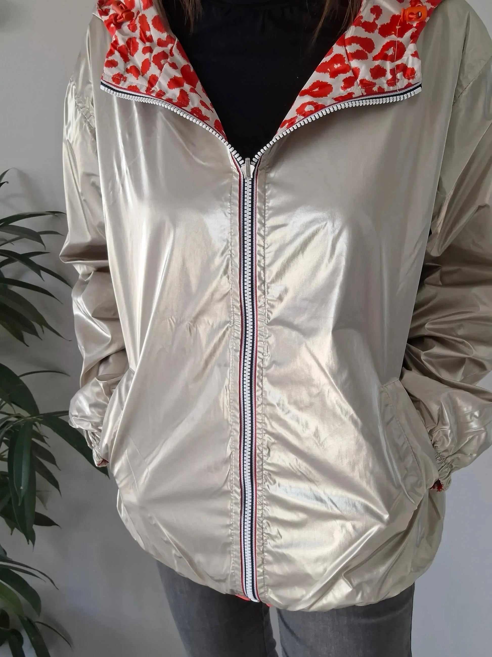 Parka imperméable courte réversible léopard orange et doré femme Escandelle – Capuche, coupe tendance et style 2-en-1 Escandelle
