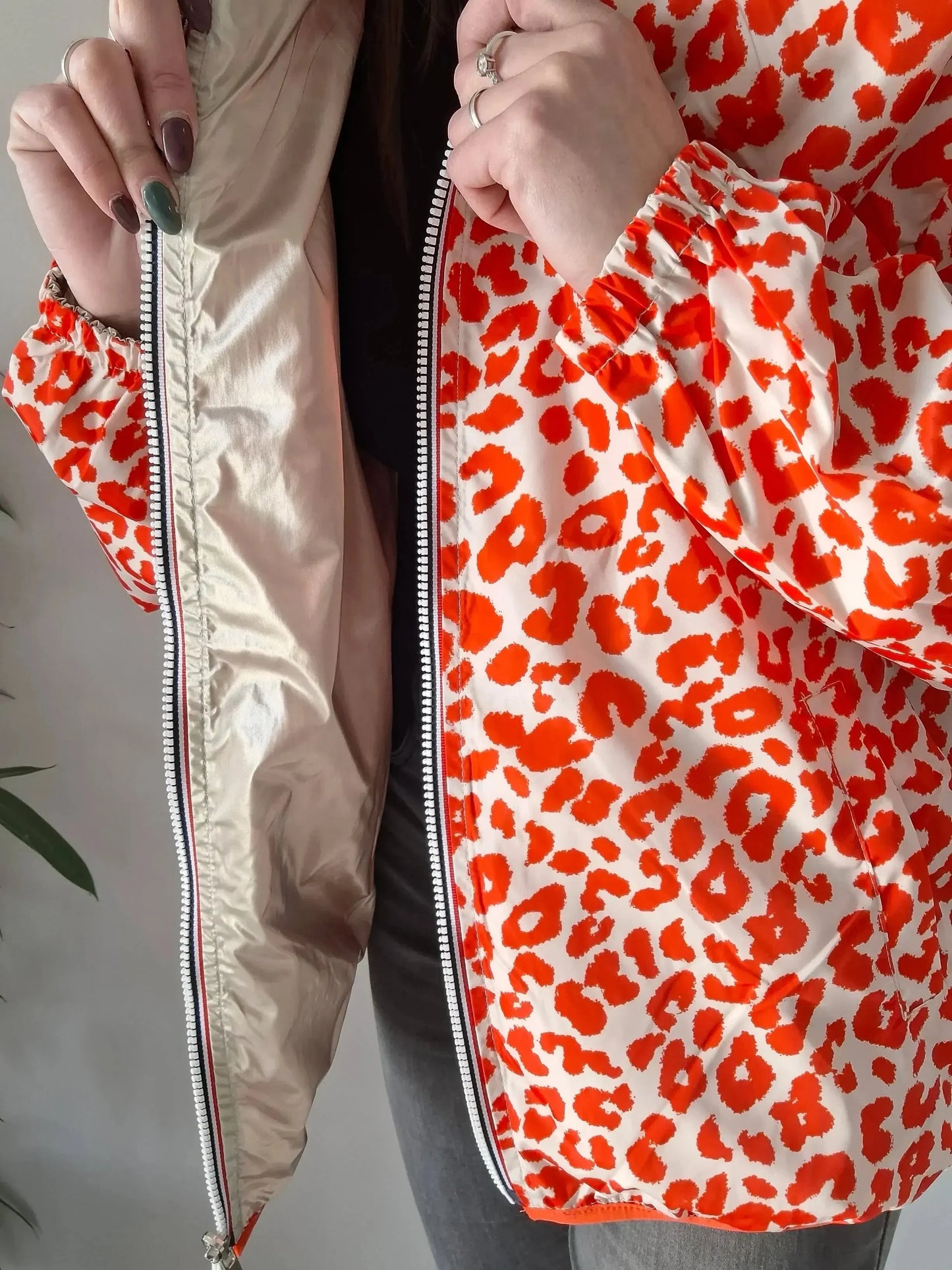 Parka imperméable courte réversible léopard orange et doré femme Escandelle – Capuche, coupe tendance et style 2-en-1 Escandelle