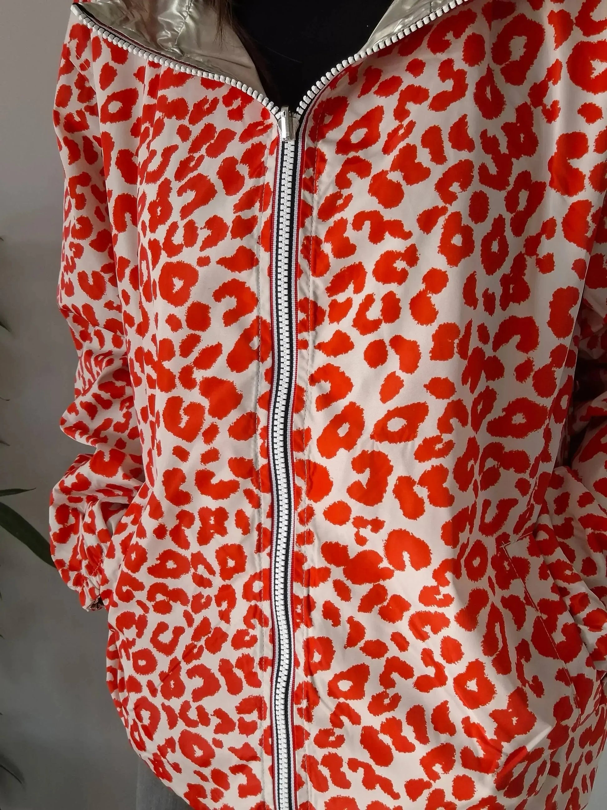 Parka imperméable courte réversible léopard orange et doré femme Escandelle – Capuche, coupe tendance et style 2-en-1 Escandelle