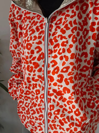 Parka imperméable courte réversible léopard orange et doré femme Escandelle – Capuche, coupe tendance et style 2-en-1 Escandelle