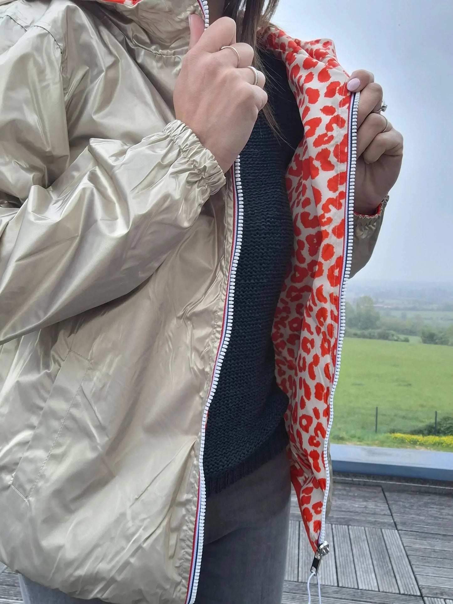 Parka imperméable courte réversible léopard orange et doré femme Escandelle – Capuche, coupe tendance et style 2-en-1 Escandelle