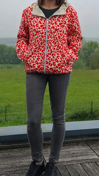 Parka imperméable courte réversible léopard orange et doré femme Escandelle – Capuche, coupe tendance et style 2-en-1 Escandelle