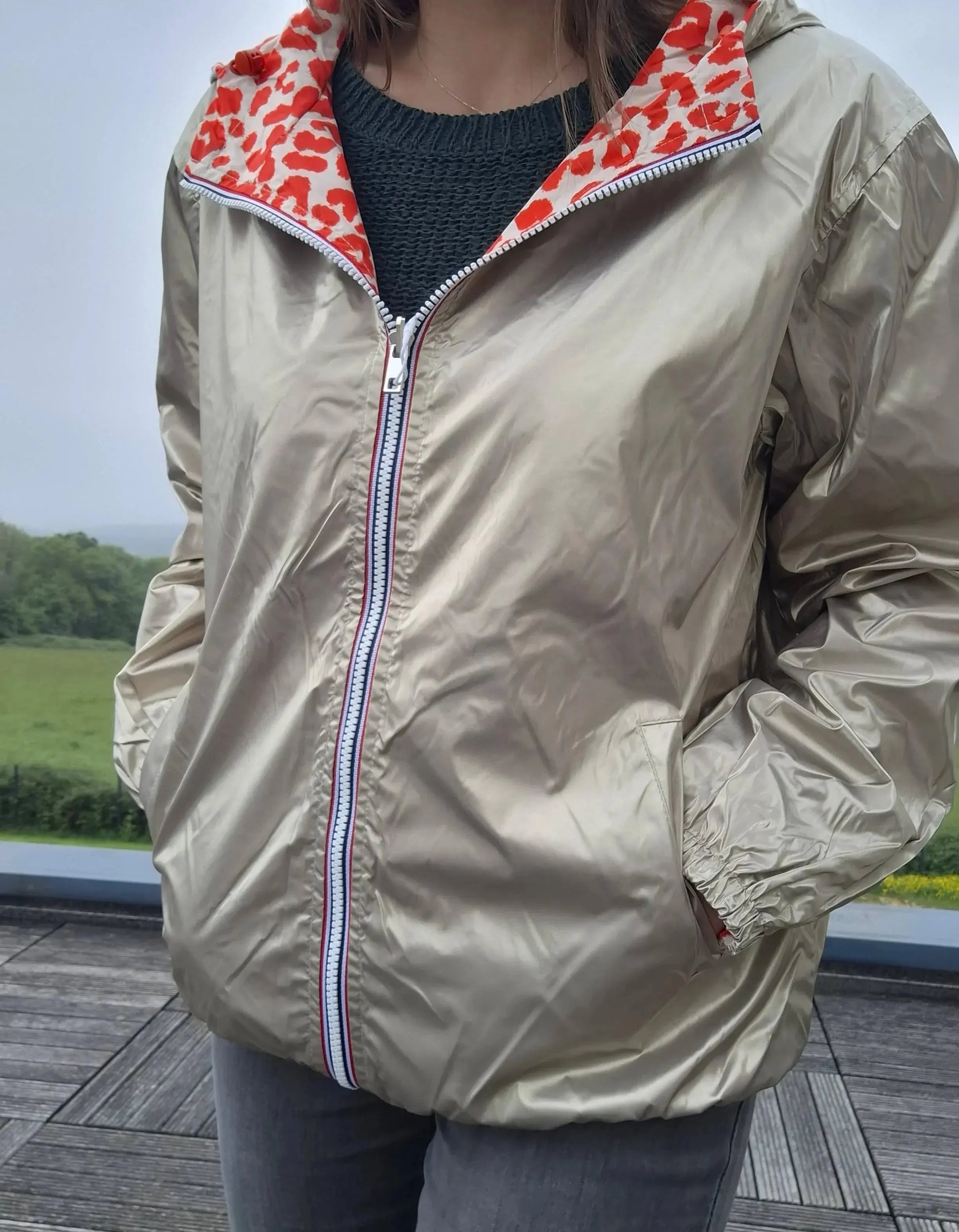 Parka imperméable courte réversible léopard orange et doré femme Escandelle – Capuche, coupe tendance et style 2-en-1 Escandelle