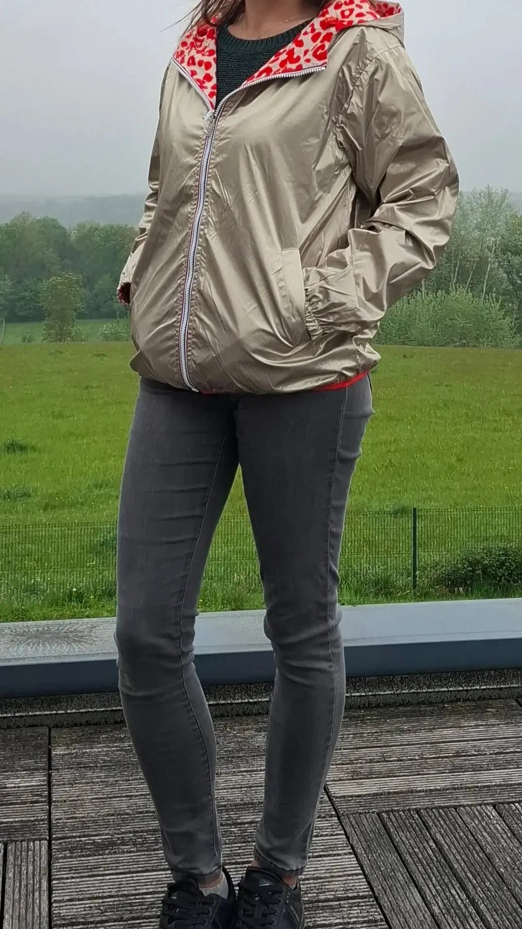 Parka imperméable courte réversible léopard orange et doré femme Escandelle – Capuche, coupe tendance et style 2-en-1 Escandelle