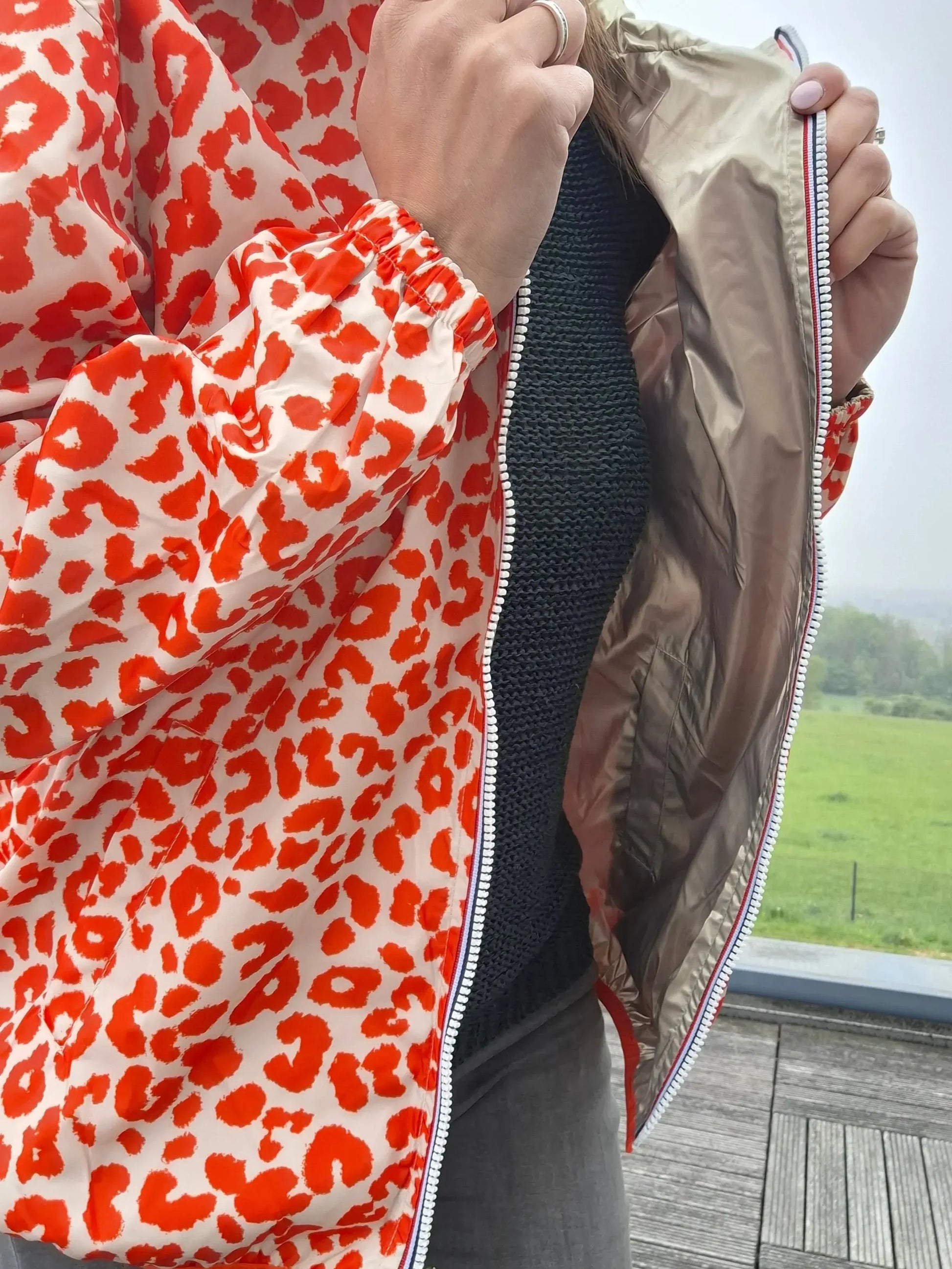 Parka imperméable courte réversible léopard orange et doré femme Escandelle – Capuche, coupe tendance et style 2-en-1 Escandelle