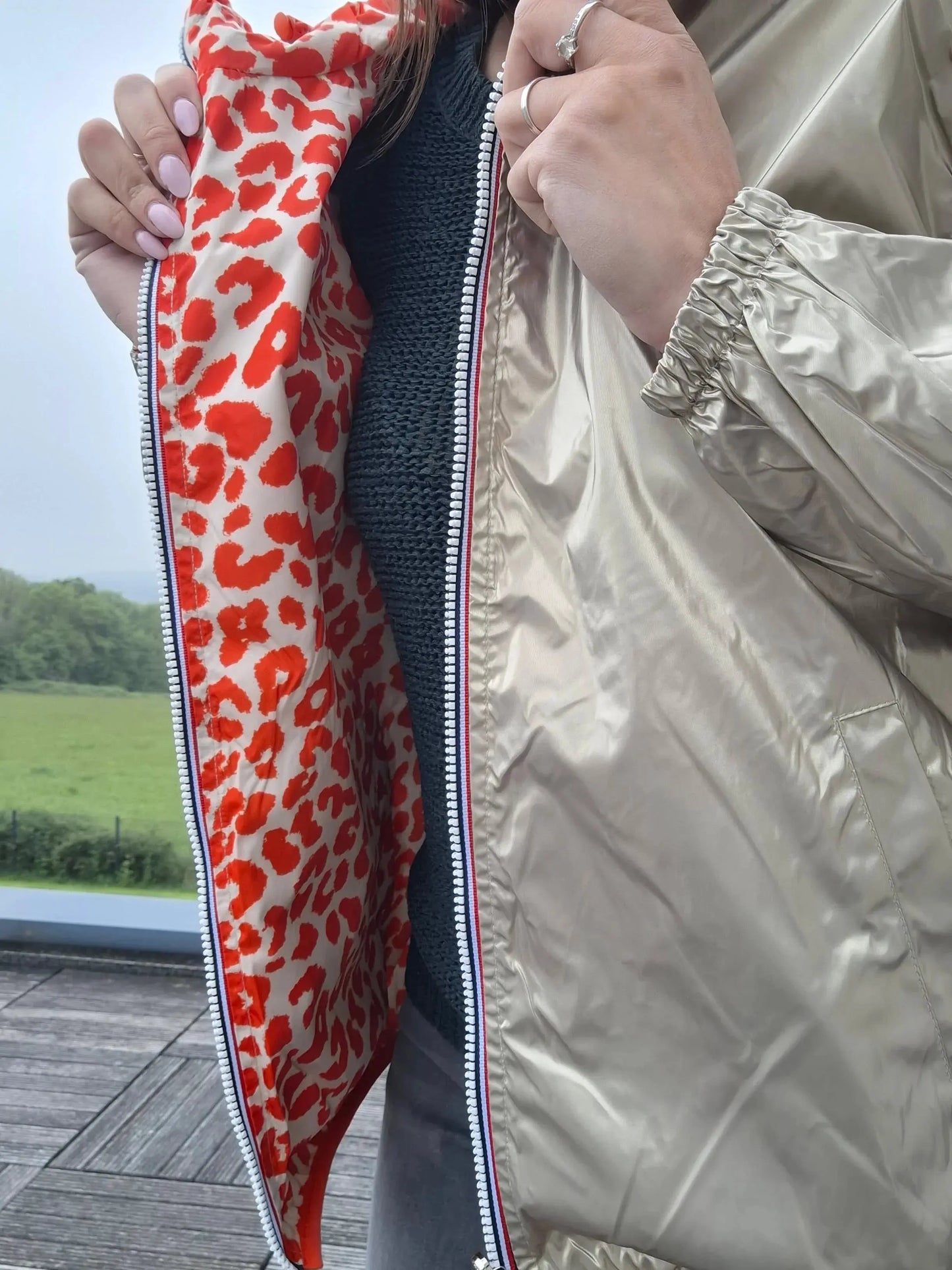 Parka imperméable courte réversible léopard orange et doré femme Escandelle – Capuche, coupe tendance et style 2-en-1 Escandelle