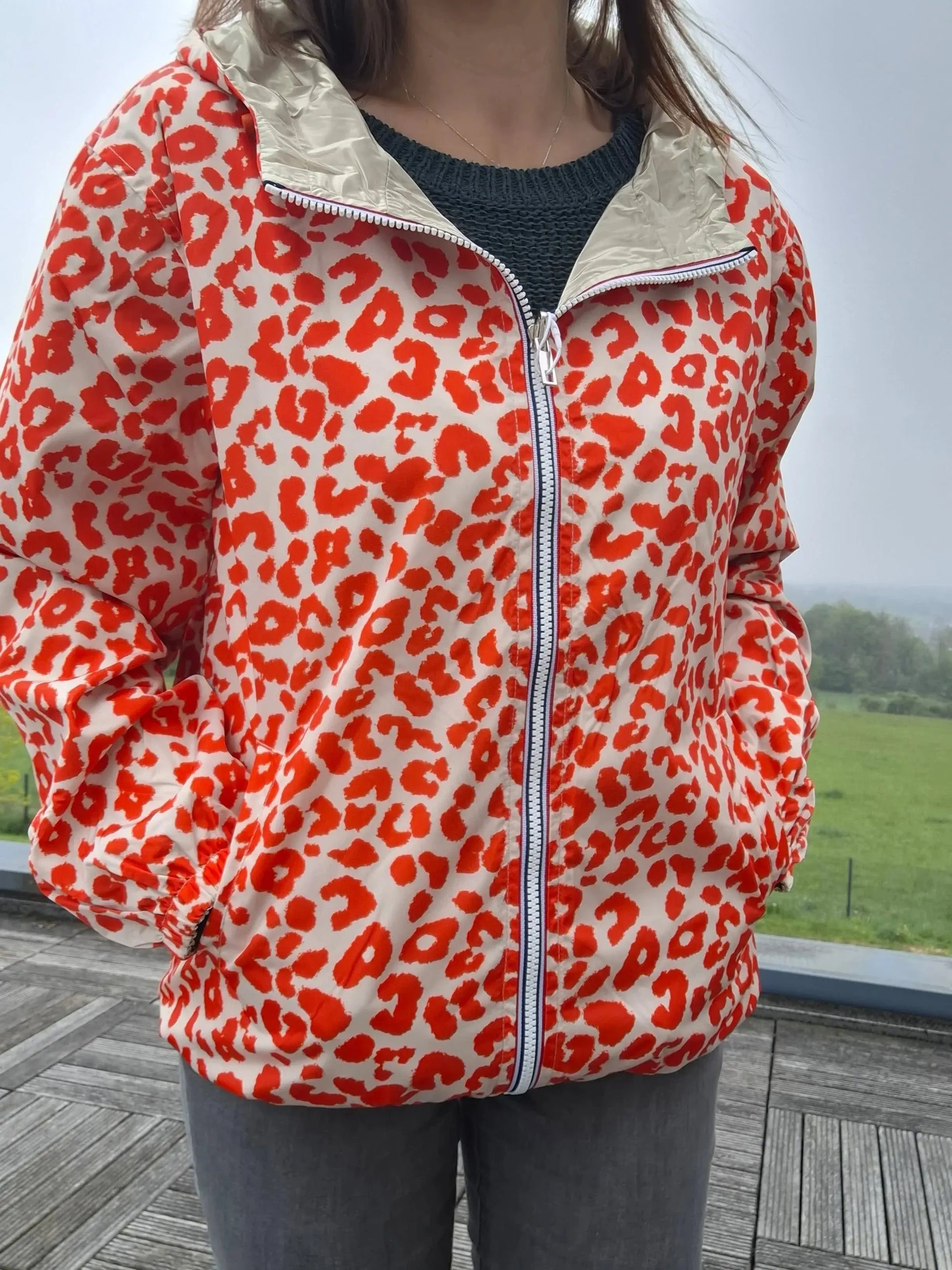 Parka imperméable courte réversible léopard orange et doré femme Escandelle – Capuche, coupe tendance et style 2-en-1 Escandelle