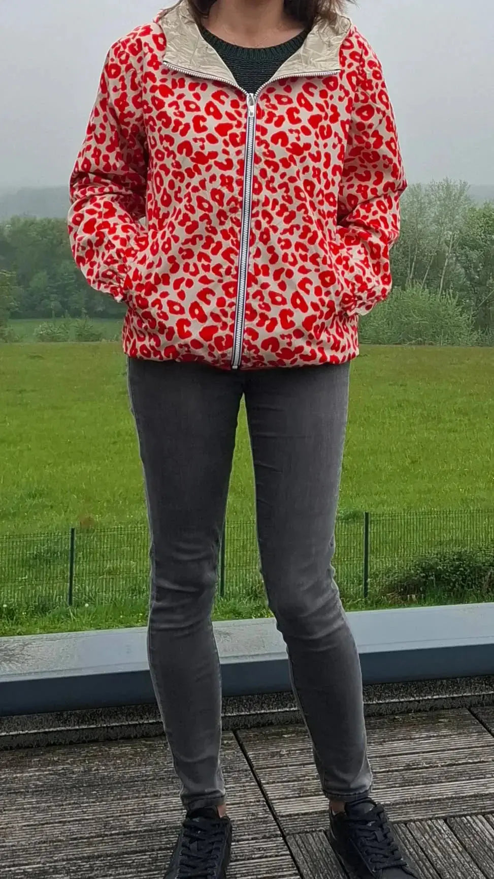 Parka imperméable courte réversible léopard orange et doré femme Escandelle – Capuche, coupe tendance et style 2-en-1 Escandelle