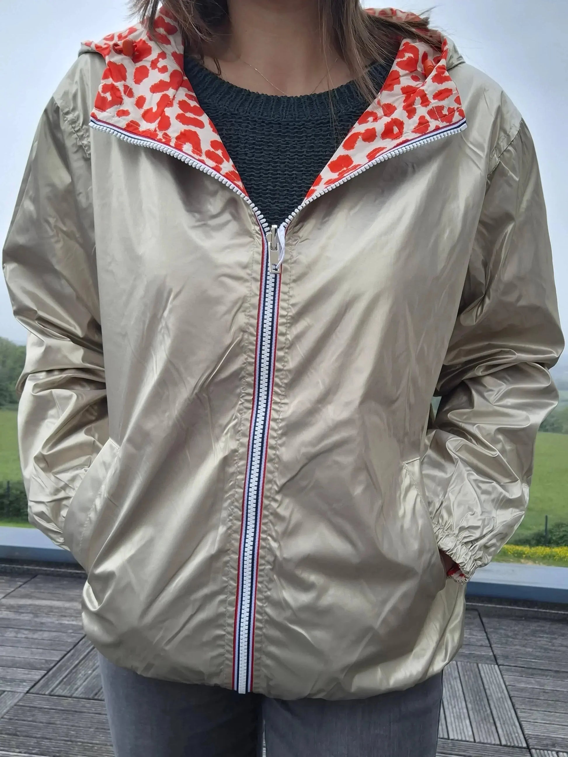 Parka imperméable courte réversible léopard orange et doré femme Escandelle – Capuche, coupe tendance et style 2-en-1 Escandelle