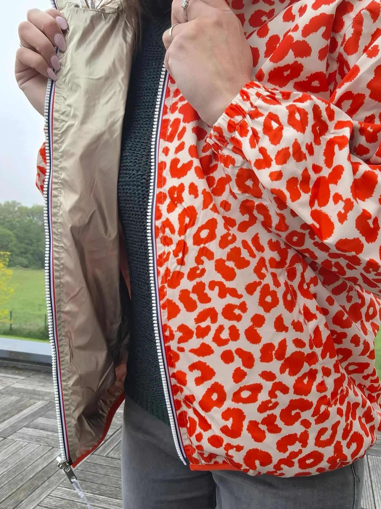 Parka imperméable courte réversible léopard orange et doré femme Escandelle – Capuche, coupe tendance et style 2-en-1 Escandelle