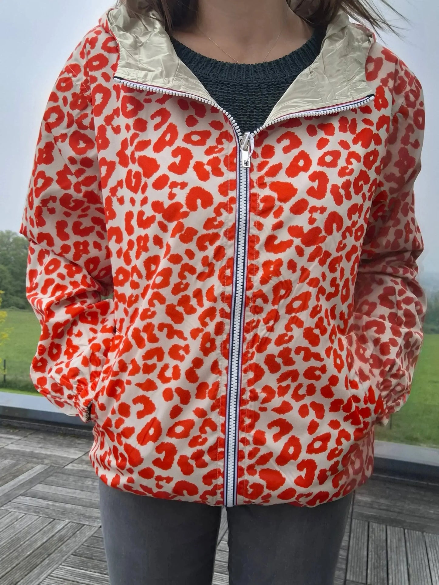 Parka imperméable courte réversible léopard orange et doré femme Escandelle – Capuche, coupe tendance et style 2-en-1 Escandelle