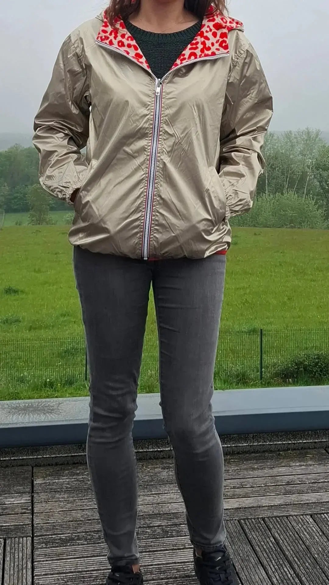 Parka imperméable courte réversible léopard orange et doré femme Escandelle – Capuche, coupe tendance et style 2-en-1 Escandelle
