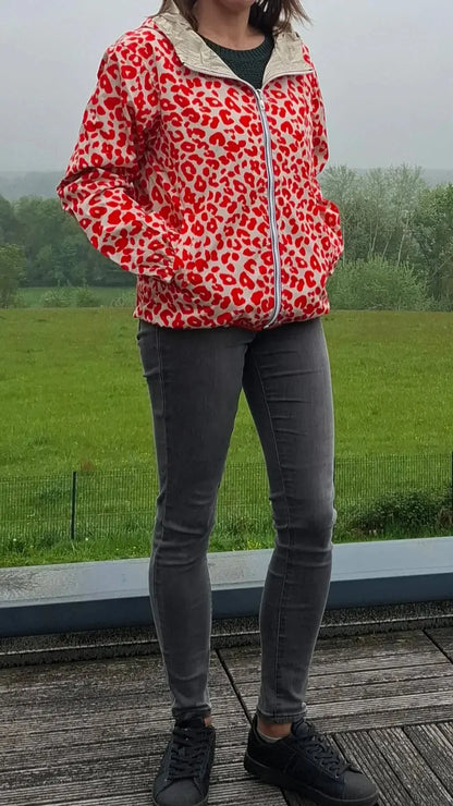 Parka imperméable courte réversible léopard orange et doré femme Escandelle – Capuche, coupe tendance et style 2-en-1 Escandelle