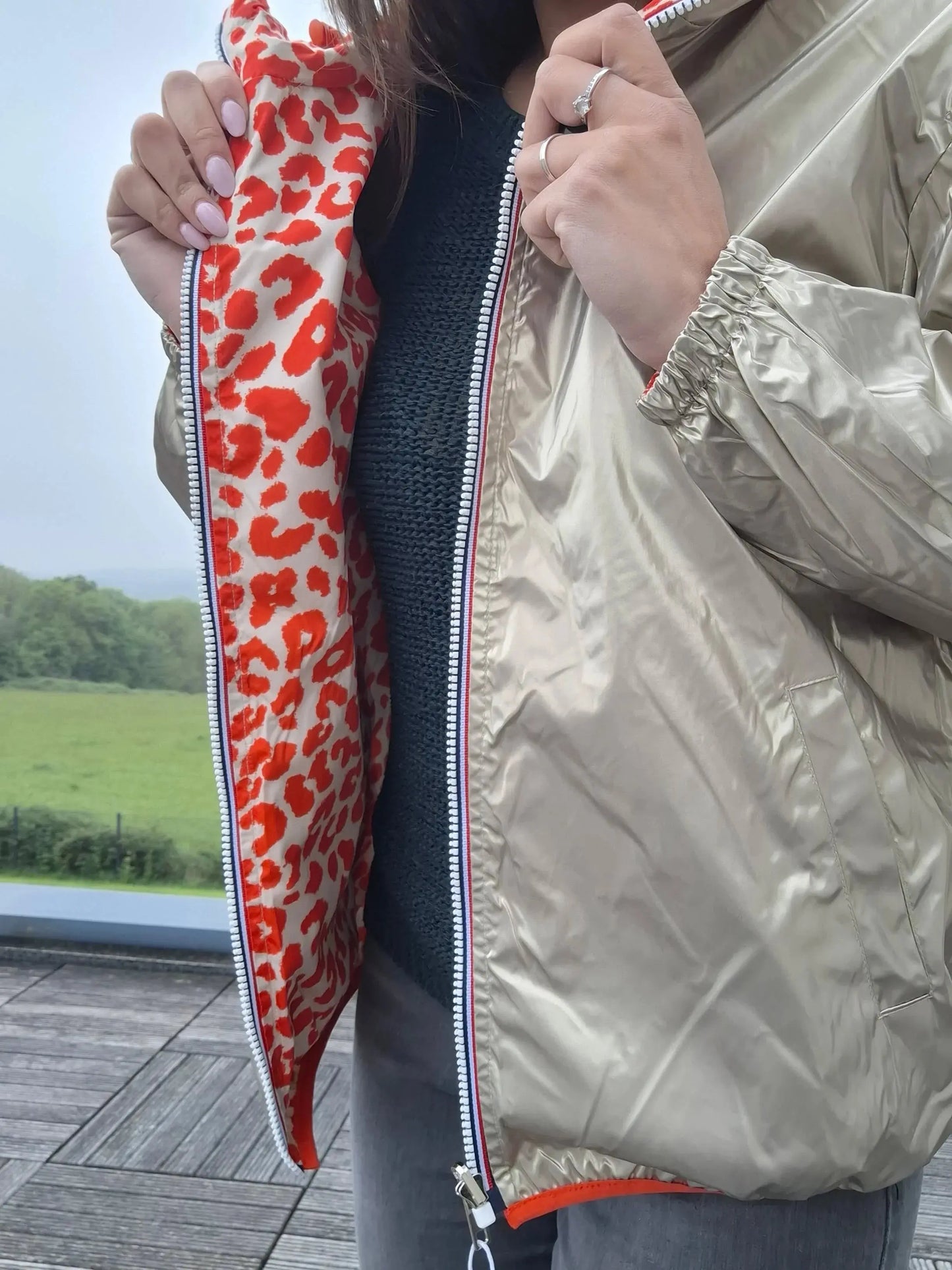Parka imperméable courte réversible léopard orange et doré femme Escandelle – Capuche, coupe tendance et style 2-en-1 Escandelle