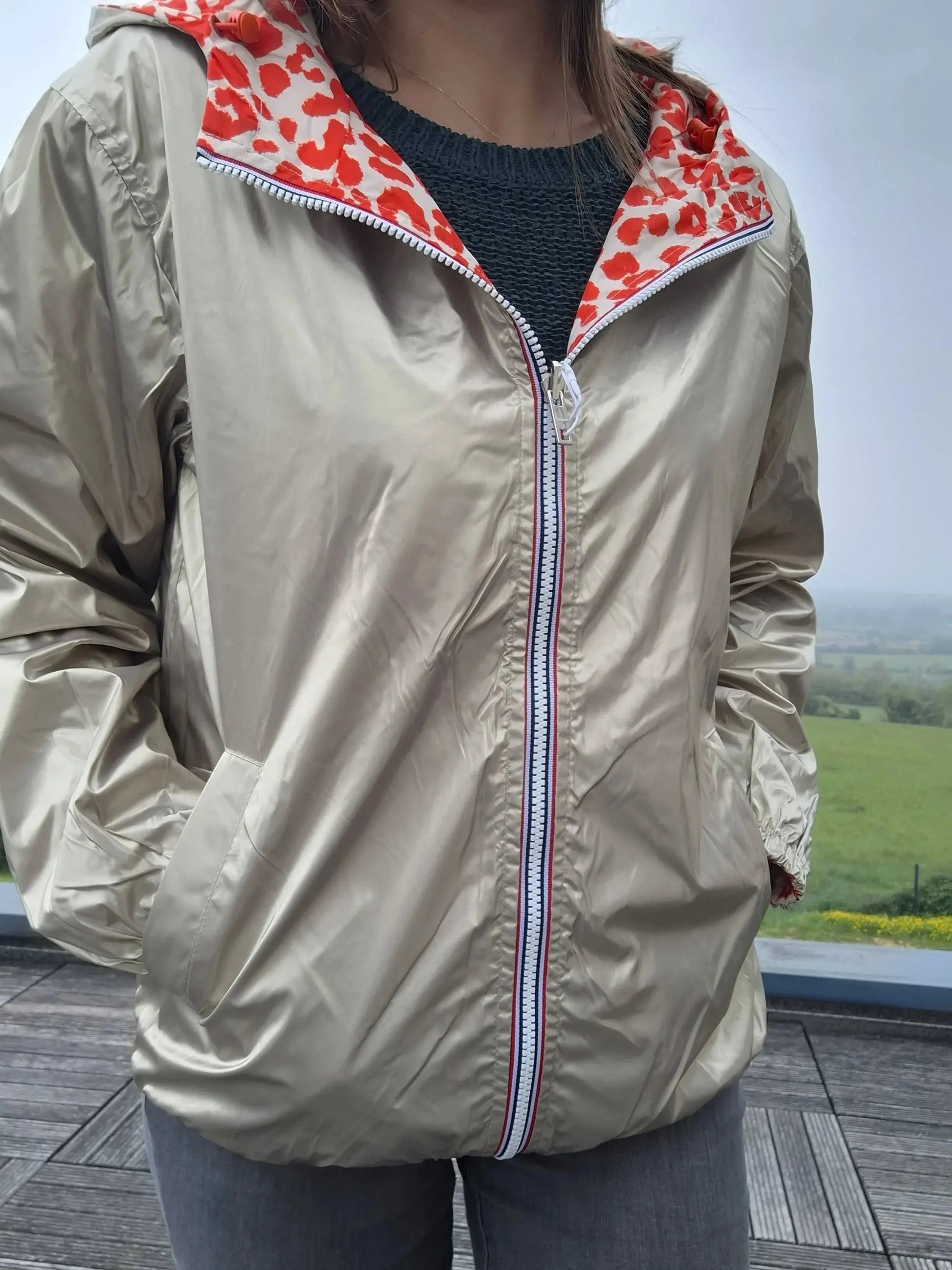 Parka imperméable courte réversible léopard orange et doré femme Escandelle – Capuche, coupe tendance et style 2-en-1 Escandelle