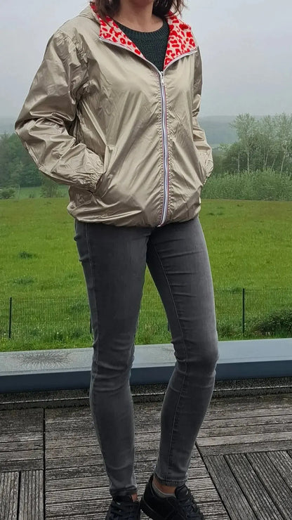 Parka imperméable courte réversible léopard orange et doré femme Escandelle – Capuche, coupe tendance et style 2-en-1 Escandelle