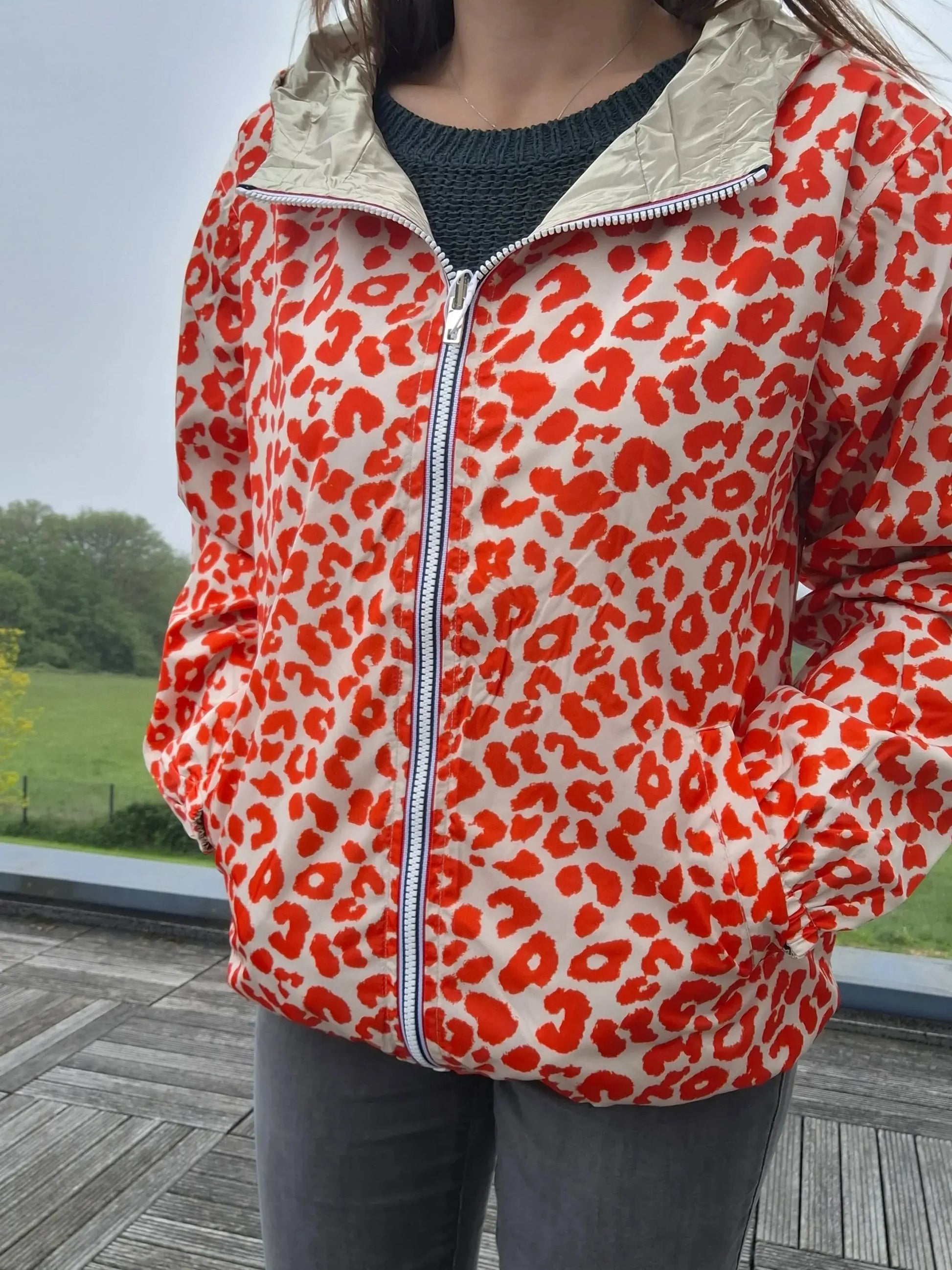 Parka imperméable courte réversible léopard orange et doré femme Escandelle – Capuche, coupe tendance et style 2-en-1 Escandelle