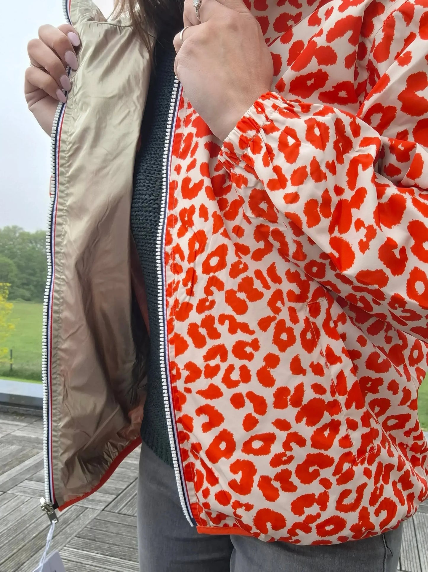 Parka imperméable courte réversible léopard orange et doré femme Escandelle – Capuche, coupe tendance et style 2-en-1 Escandelle