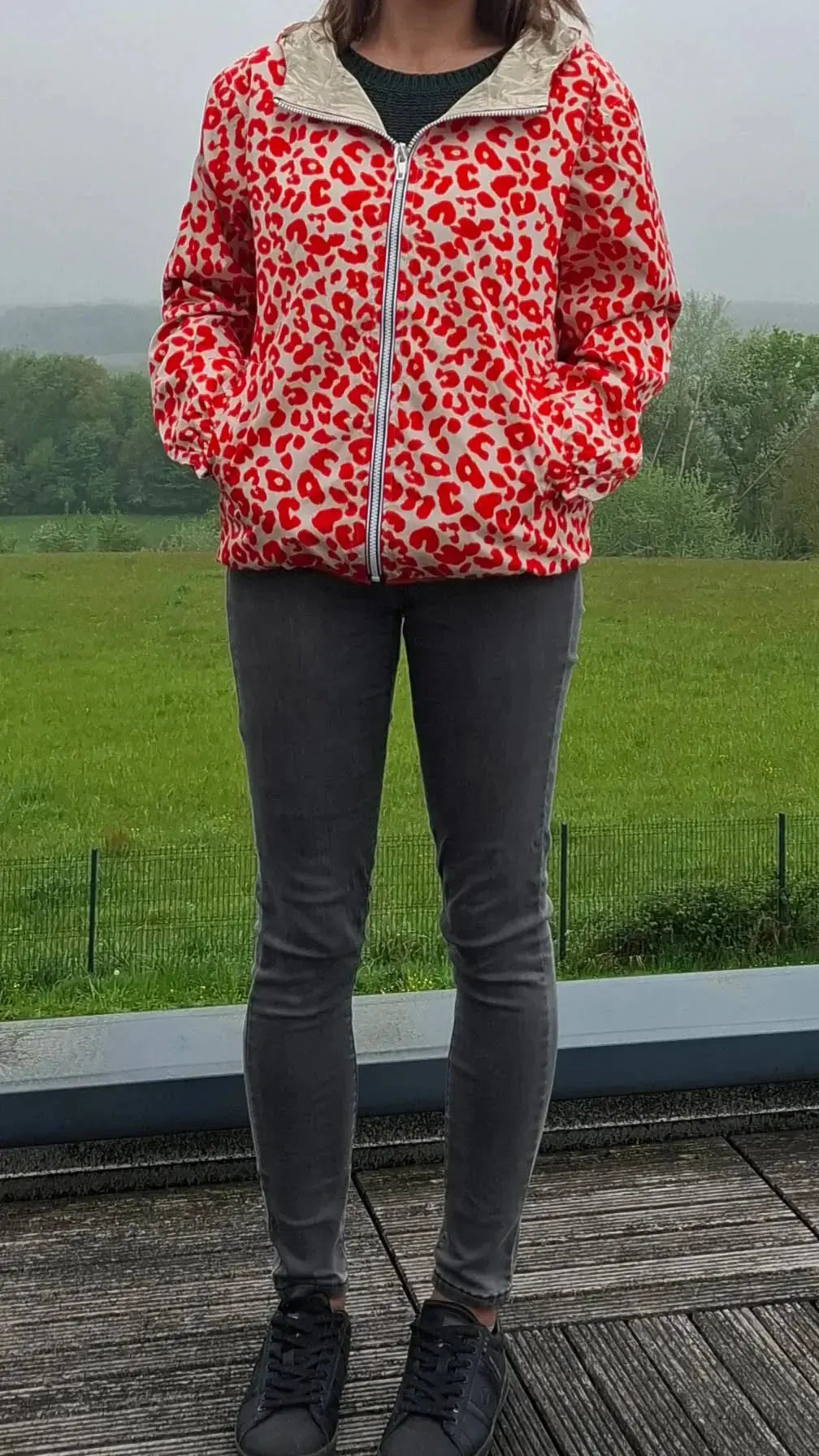 Parka imperméable courte réversible léopard orange et doré femme Escandelle – Capuche, coupe tendance et style 2-en-1 Escandelle