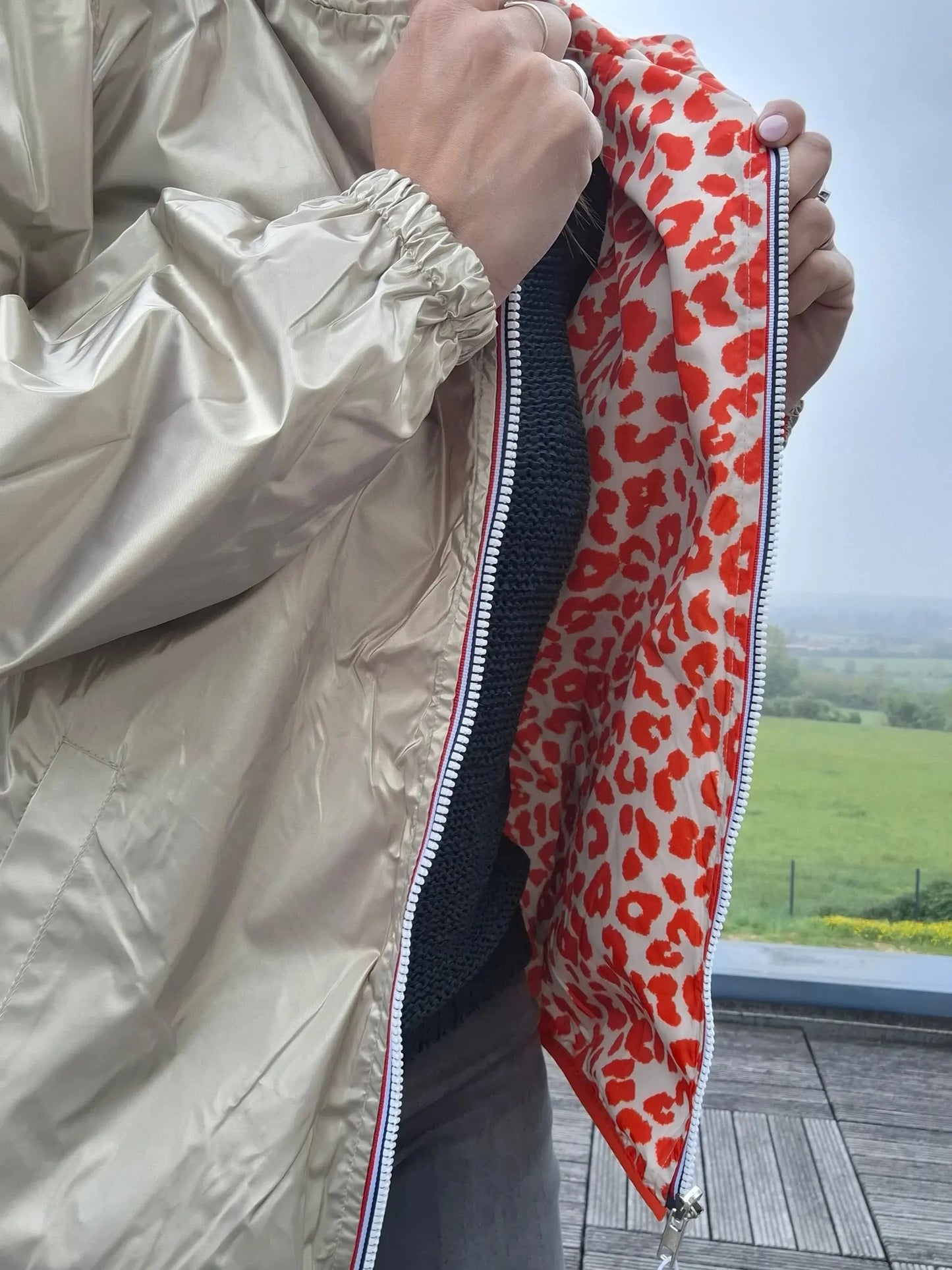 Parka imperméable courte réversible léopard orange et doré femme Escandelle – Capuche, coupe tendance et style 2-en-1 Escandelle