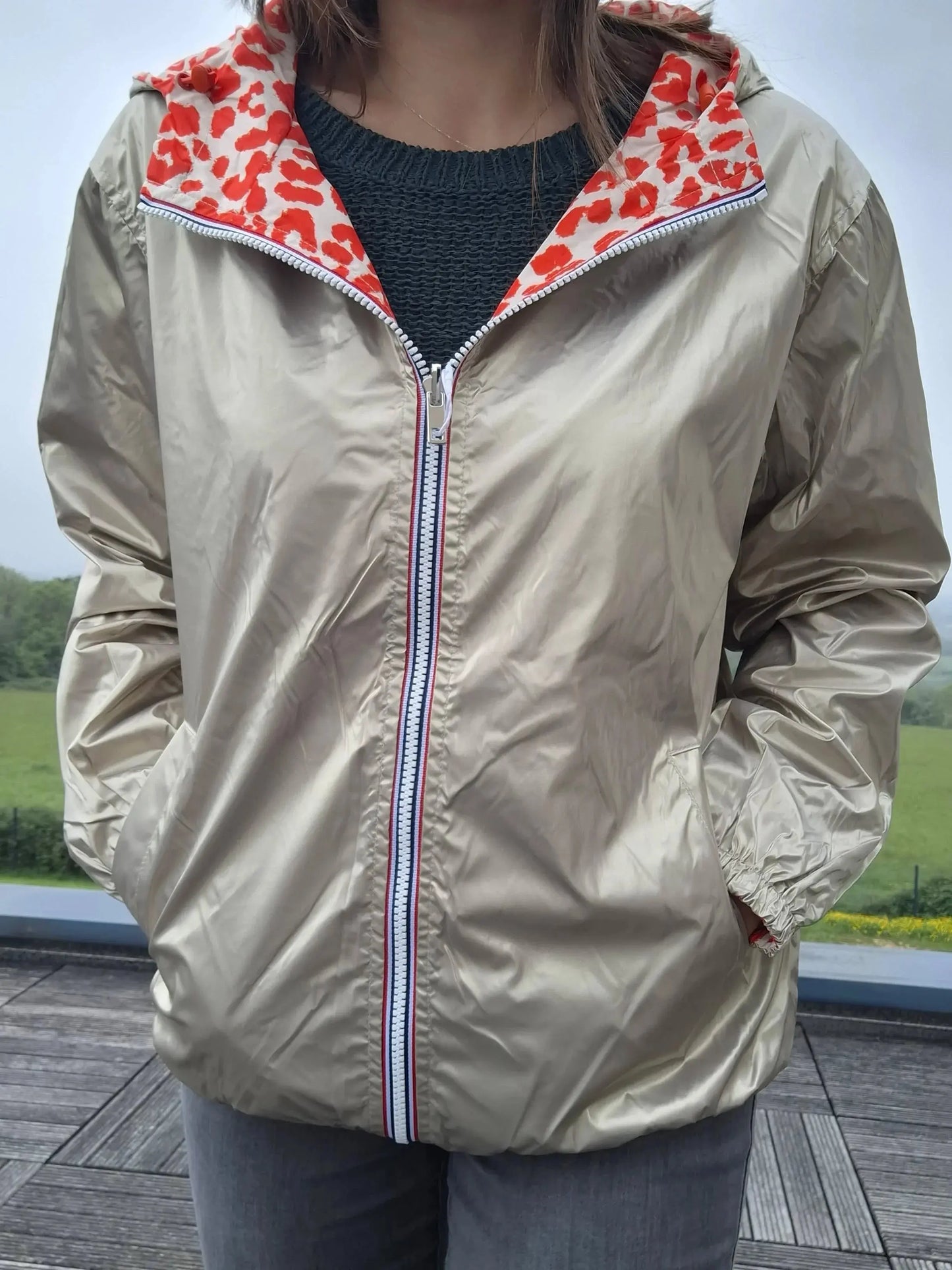 Parka imperméable courte réversible léopard orange et doré femme Escandelle – Capuche, coupe tendance et style 2-en-1 Escandelle