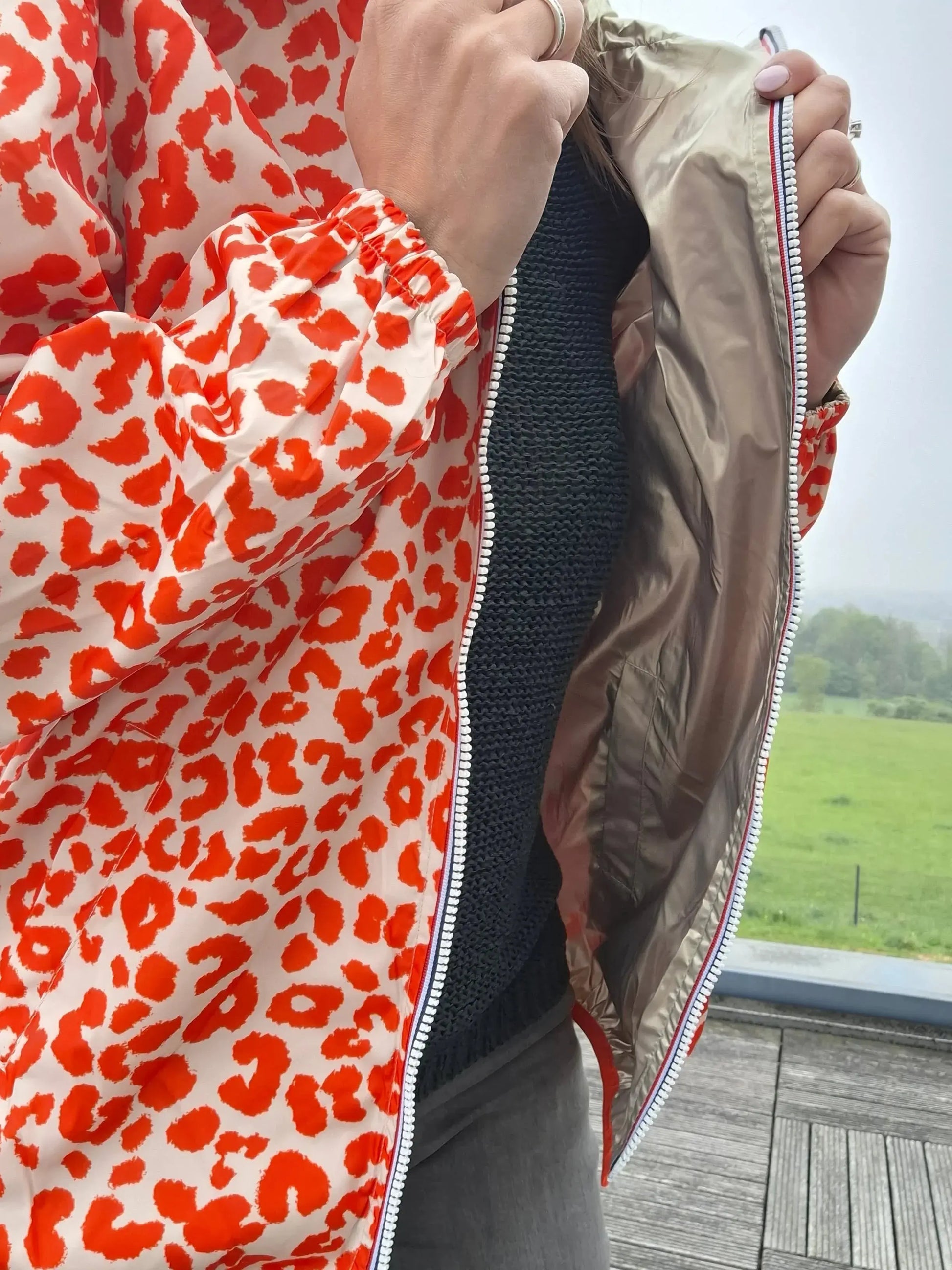 Parka imperméable courte réversible léopard orange et doré femme Escandelle – Capuche, coupe tendance et style 2-en-1 Escandelle