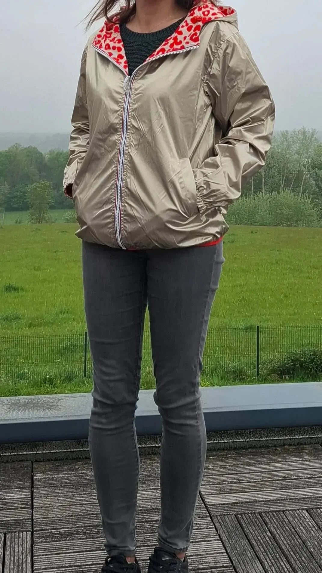 Parka imperméable courte réversible léopard orange et doré femme Escandelle – Capuche, coupe tendance et style 2-en-1 Escandelle