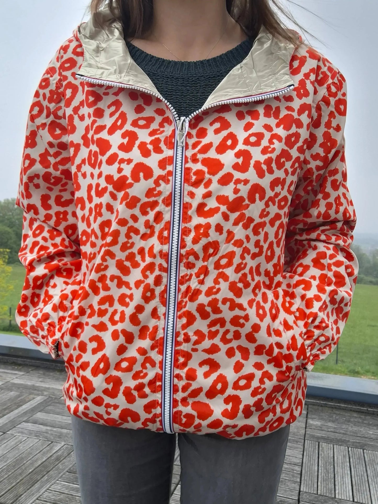 Parka imperméable courte réversible léopard orange et doré femme Escandelle – Capuche, coupe tendance et style 2-en-1 Escandelle