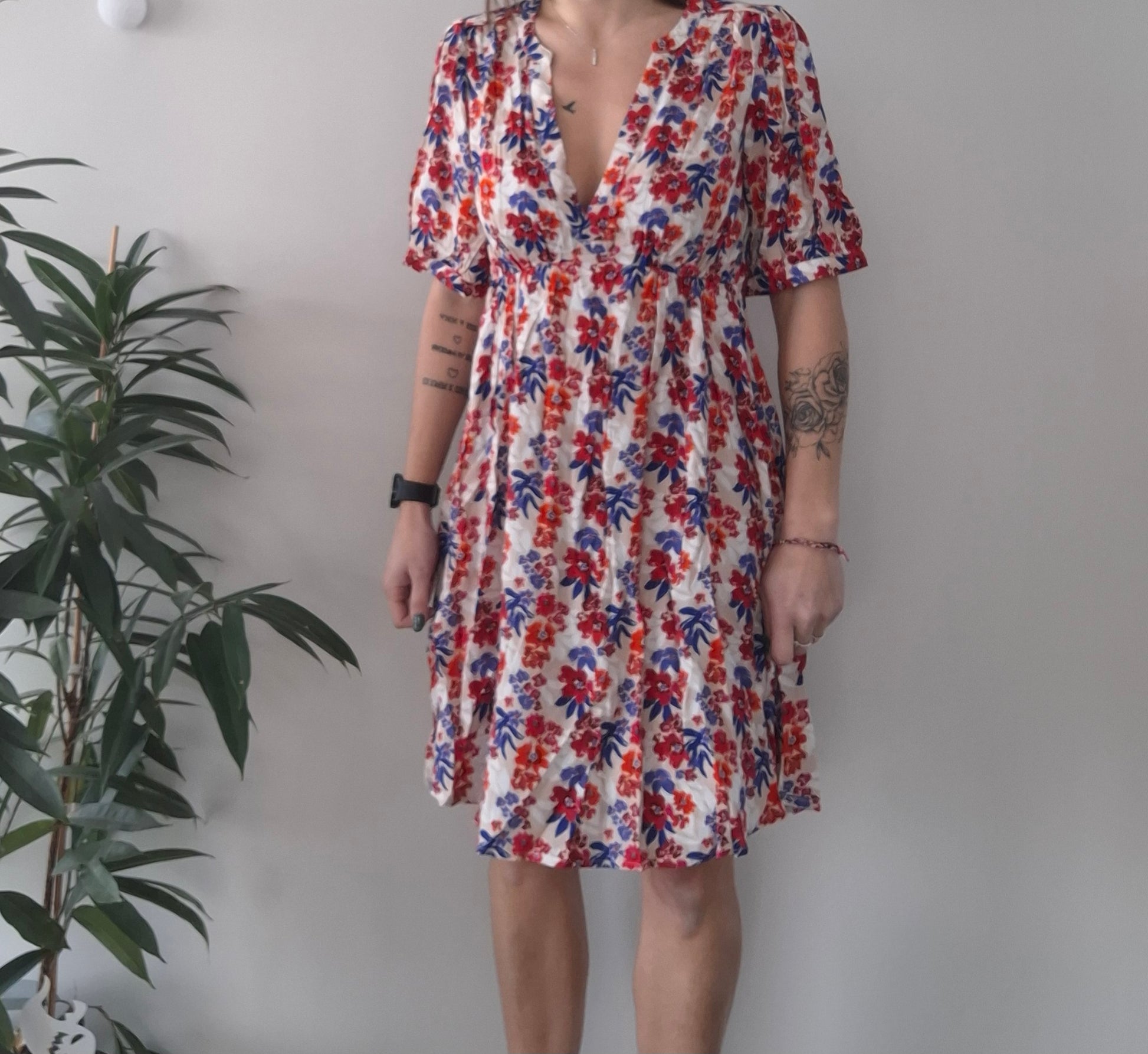 Woman wearing a floral print summer dress with red and blue flowers, Le Petit Placard style