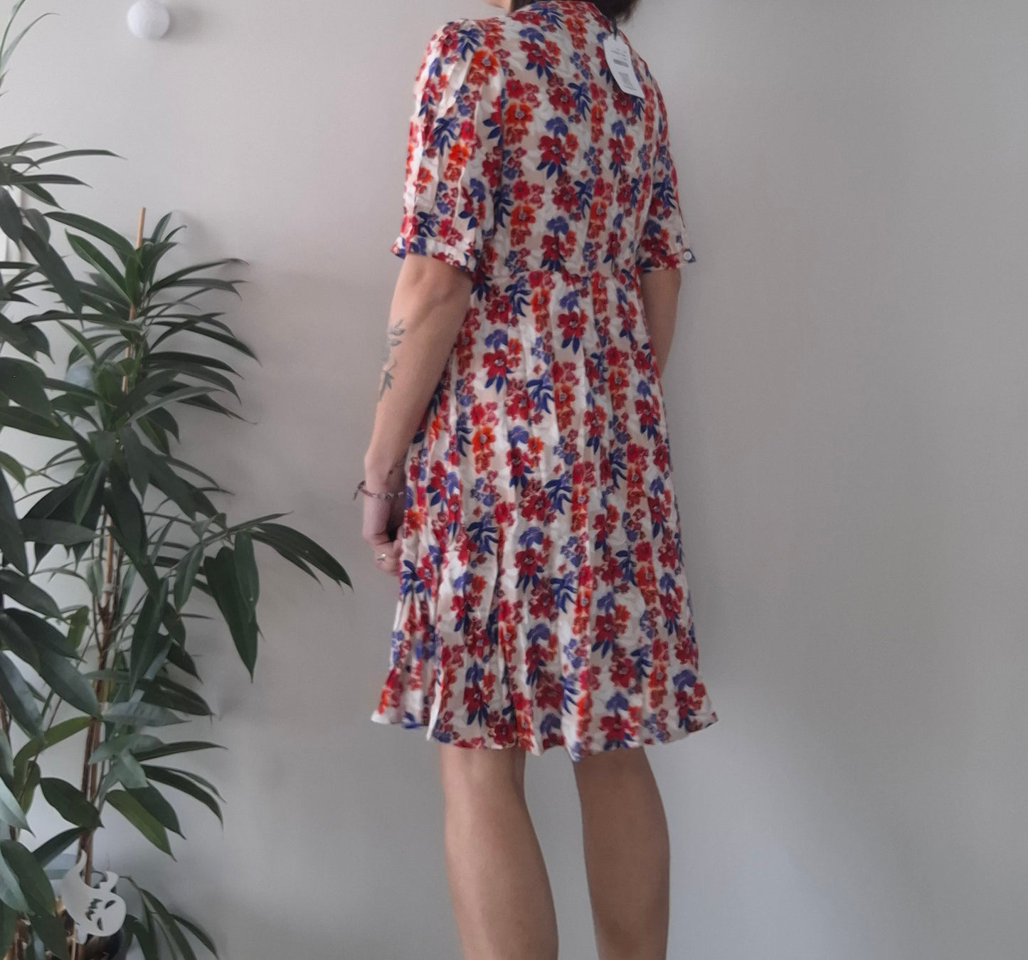 Floral short-sleeve dress with red and blue patterns, shown from back, Le Petit Placard
